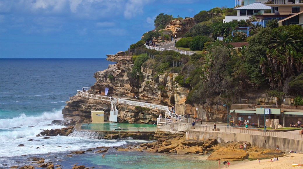 Bronte Beach showing rocky coastline and general coastal views