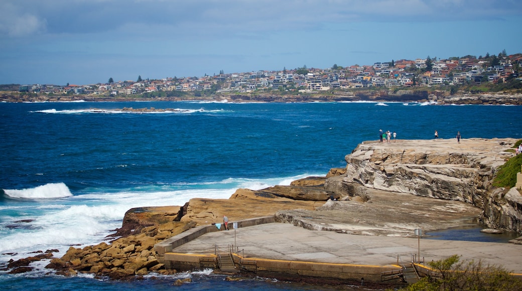 Clovelly Beach som inkluderar kustutsikter, en kuststad och klippig kustlinje