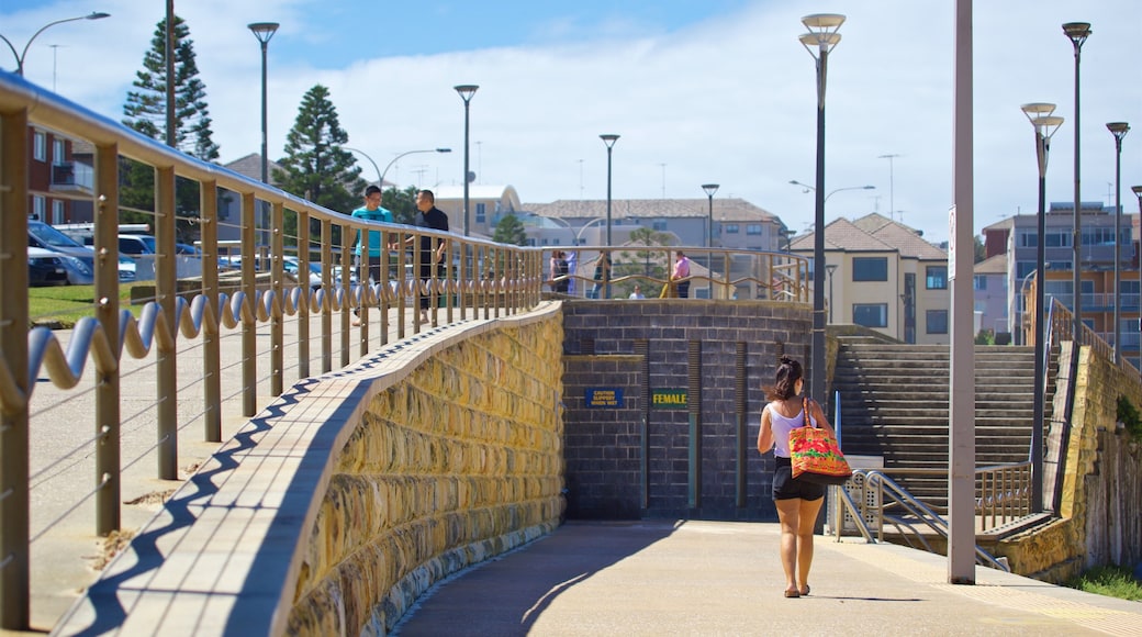 Maroubra Beach assim como uma mulher sozinha