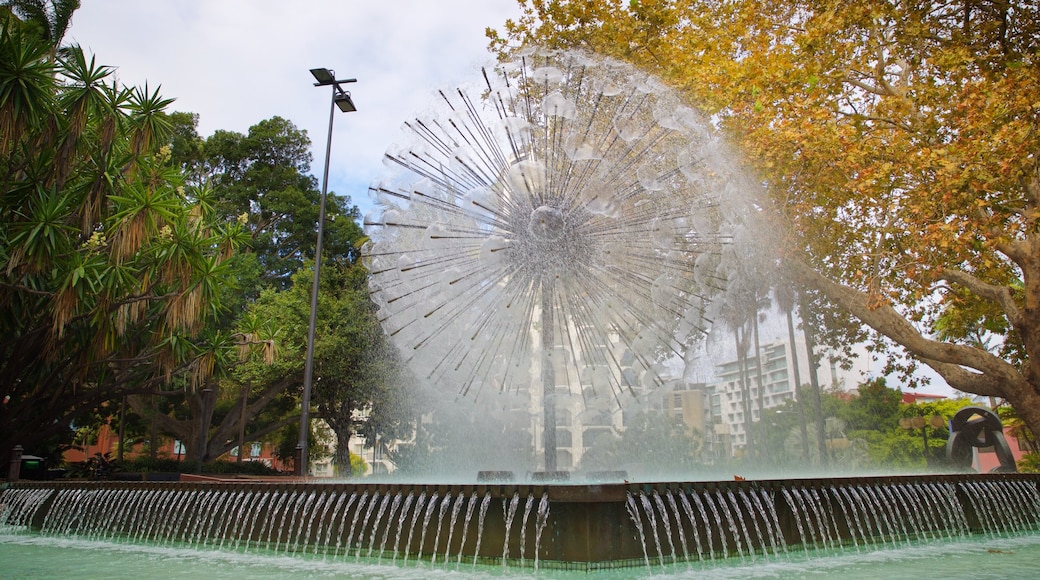 El Alamein Fountain presenterar en fontän