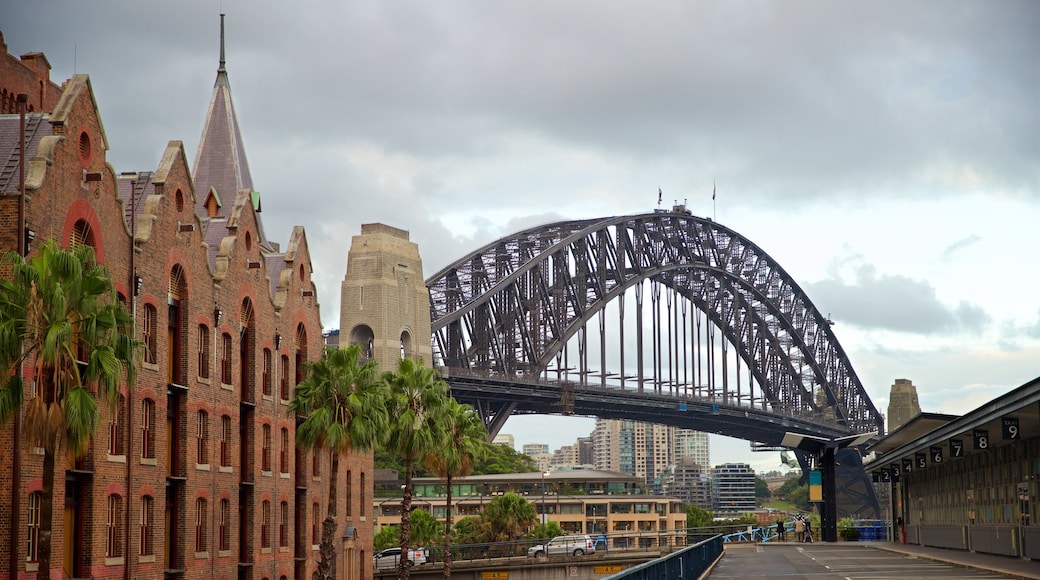 Sydney welches beinhaltet Brücke und Stadt