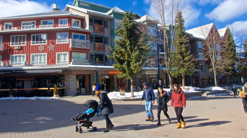 Whistler Blackcomb Ski Resort som visar snö såväl som en liten grupp av människor
