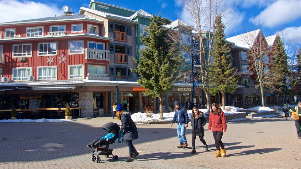 Estación de ski Whistler Blackcomb mostrando nieve y también un pequeño grupo de personas