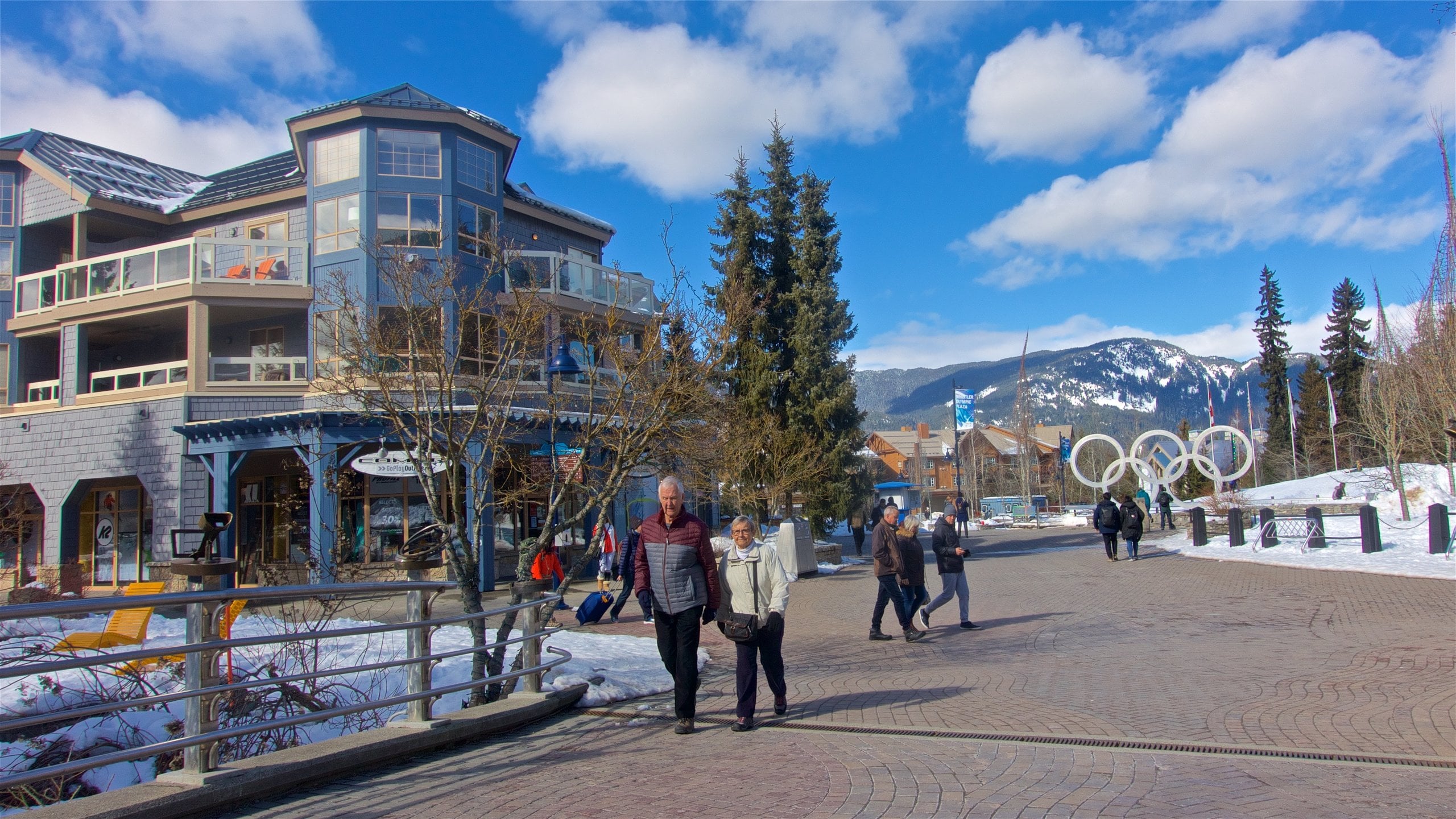 Estación de ski Whistler Blackcomb ofreciendo nieve y también una pareja