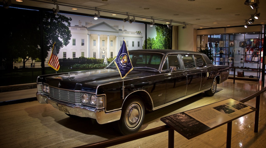 LBJ Presidential Library mostrando vista interna e oggetti d\'epoca