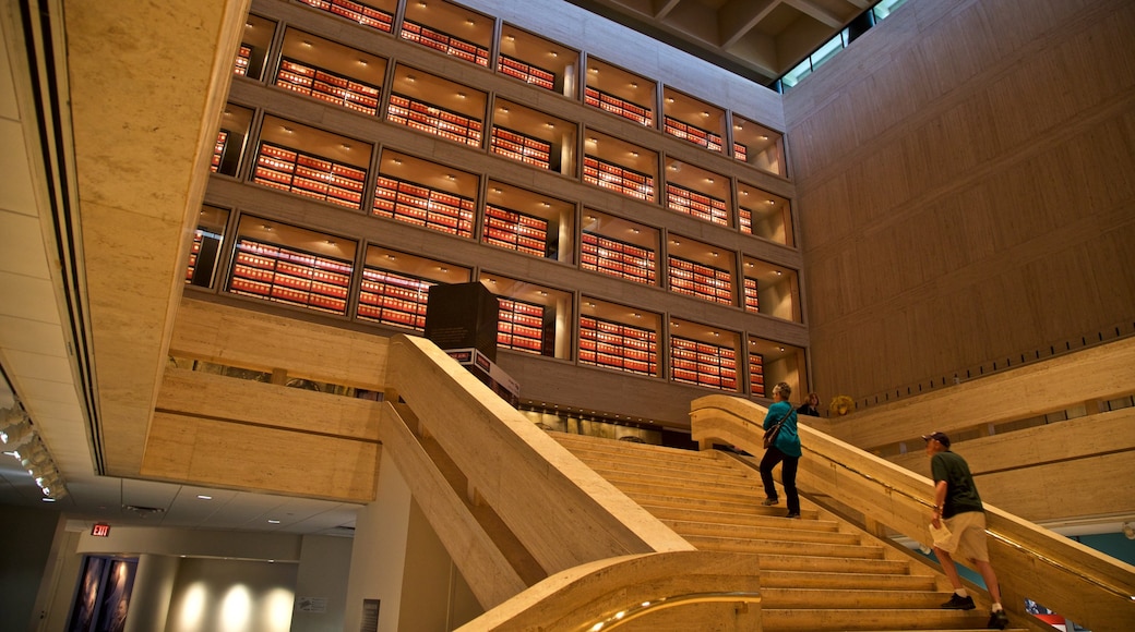 Biblioteca Presidencial LBJ que incluye vistas interiores