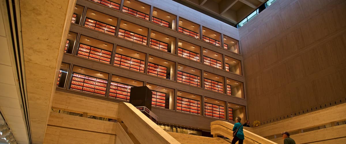 Biblioteca Presidencial LBJ que incluye vistas interiores