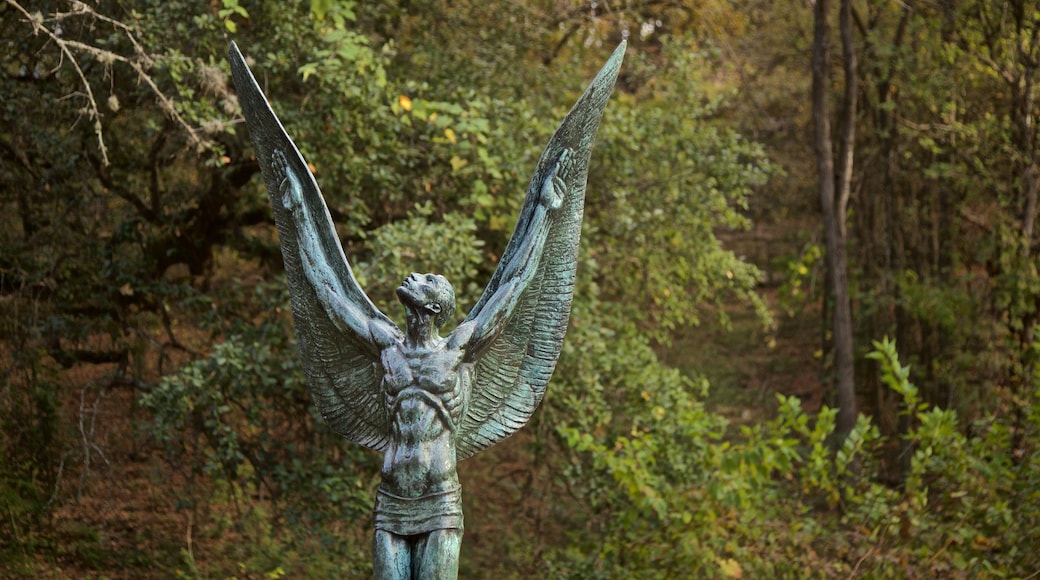 Umlauf Sculpture Garden and Museum which includes a statue or sculpture