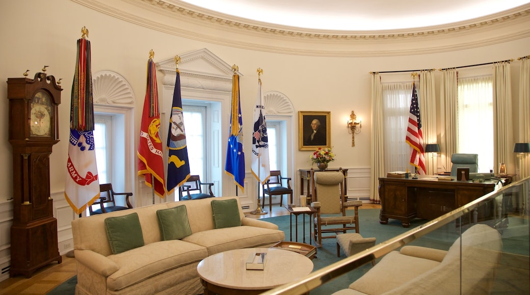 Biblioteca Presidencial LBJ mostrando un edificio administrativo, elementos del patrimonio y vistas interiores