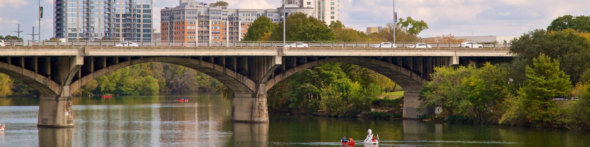 Puente Ann W. Richards Congress Avenue ofreciendo un río o arroyo, un puente y una ciudad