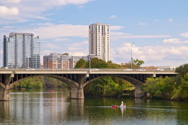 Ann W. Richards Congress Avenue Bridge mit einem Brücke, Stadt und Fluss oder Bach