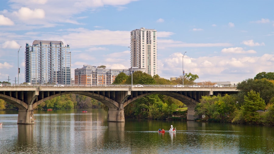 Ann W. Richards Congress Avenue Bridge montrant ville, rivière ou ruisseau et pont