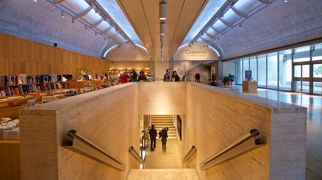 Kimbell Art Museum que incluye vistas interiores y también un pequeño grupo de personas