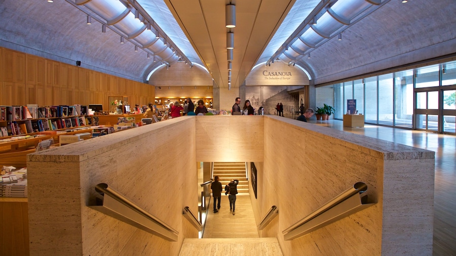Kimbell Art Museum mostrando vista interna cosi come un piccolo gruppo di persone
