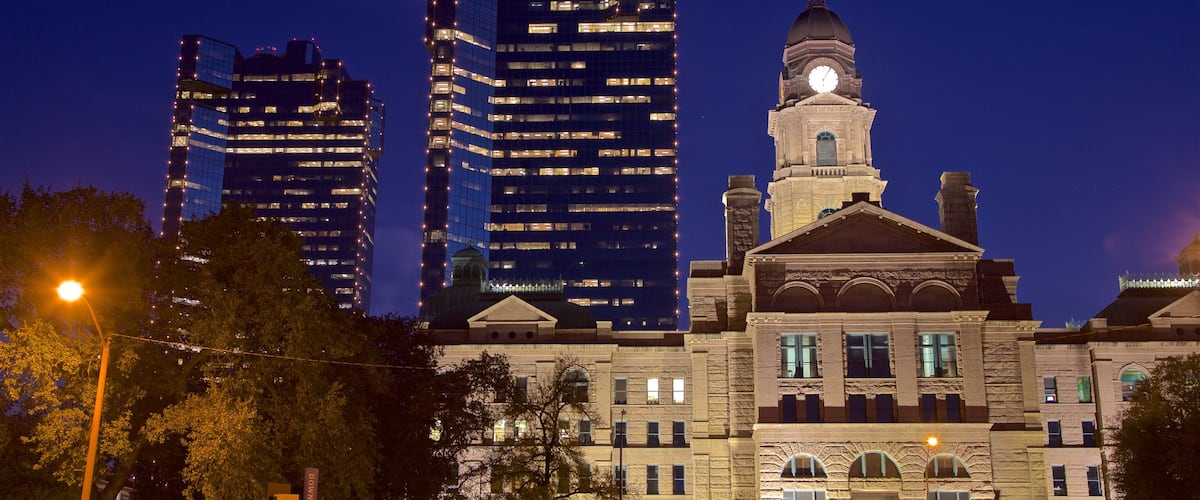 Fort Worth que incluye patrimonio de arquitectura, una ciudad y escenas nocturnas