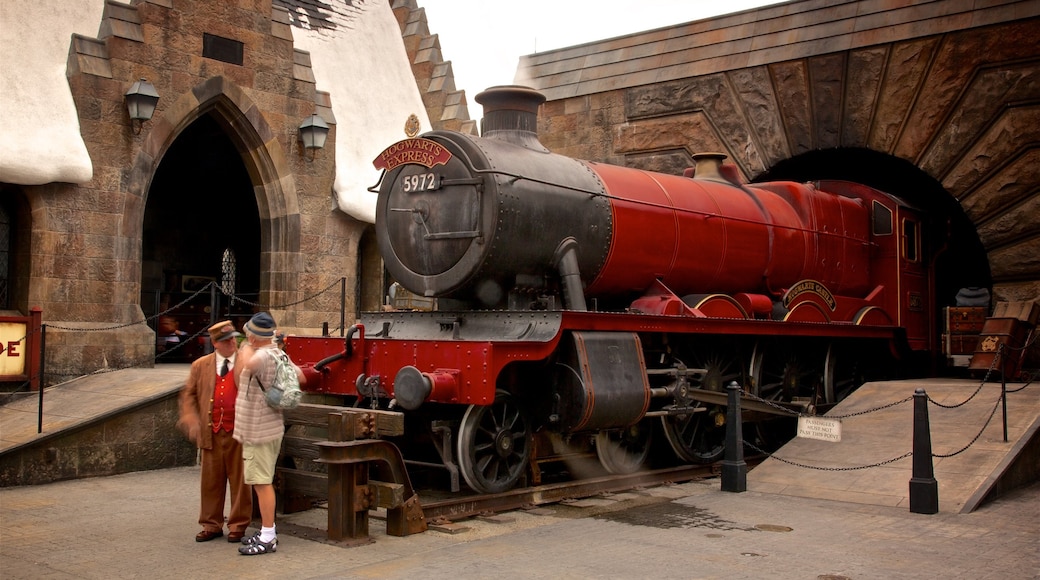 The Wizarding World of Harry Potter™ presenterar åkattraktioner och järnvägsobjekt såväl som en man