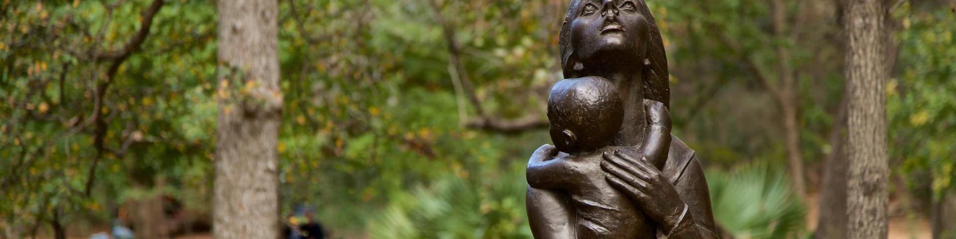 Umlauf Sculpture Garden and Museum which includes a statue or sculpture and a park