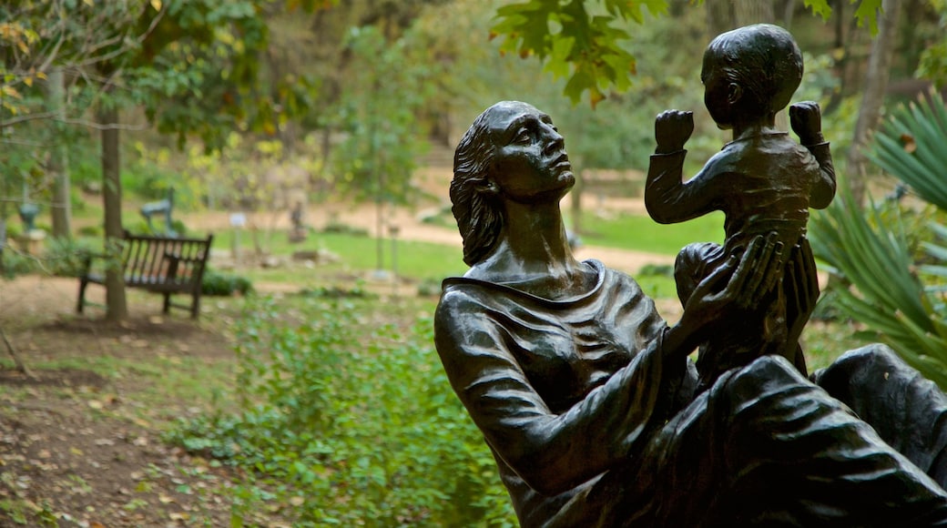 Museo y jardín de esculturas Umlauf que incluye una estatua o escultura y un jardín