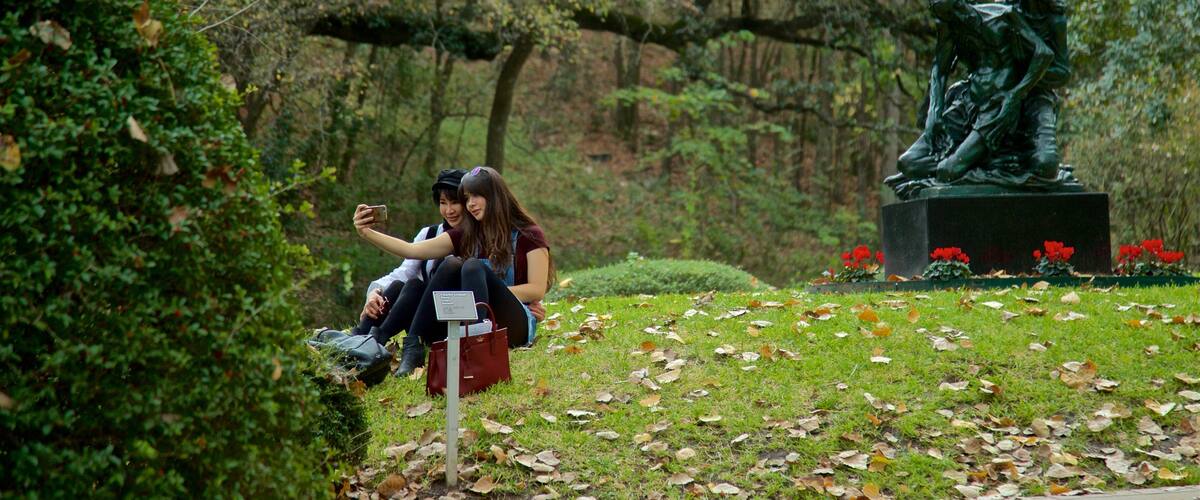 Beeldentuin en Museum Umlauf bevat een standbeeld of beeldhouwwerk en een park en ook een stel