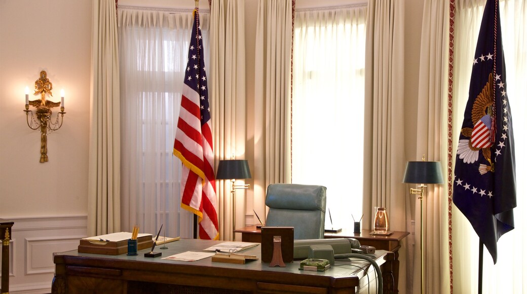 Biblioteca Presidencial LBJ que incluye vistas interiores, un edificio administrativo y elementos del patrimonio