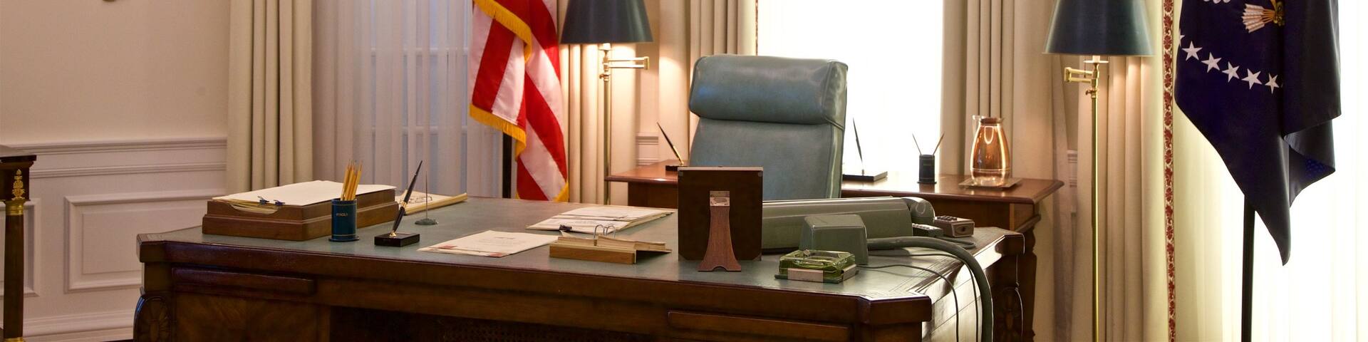 Biblioteca Presidencial LBJ que incluye vistas interiores, un edificio administrativo y elementos del patrimonio