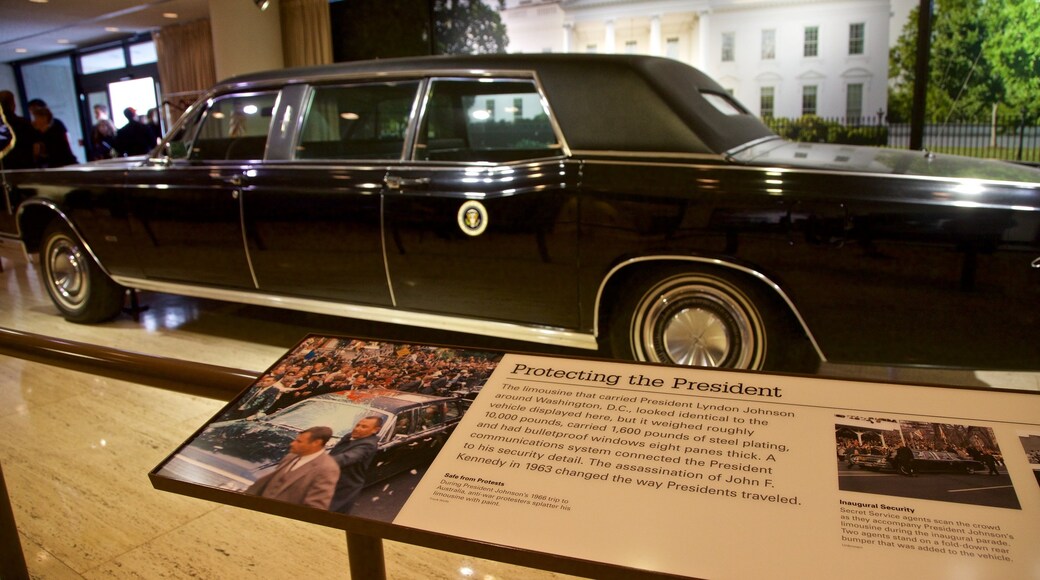 Biblioteca Presidencial LBJ que incluye elementos del patrimonio y señalización