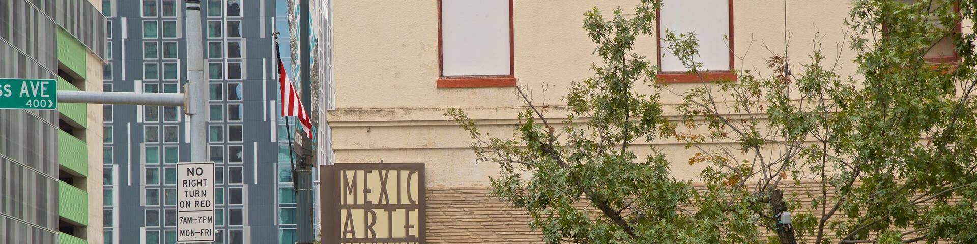 Mexic Arte Museum featuring street scenes as well as a small group of people