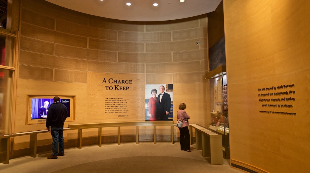 Biblioteca y Museo Presidencial George W. Bush ofreciendo vistas interiores y también una pareja