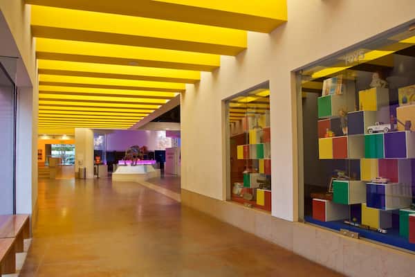 Fort Worth Museum of Science and History featuring interior views
