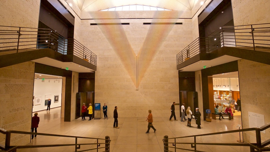 Amon Carter Museum che include vista interna cosi come un piccolo gruppo di persone