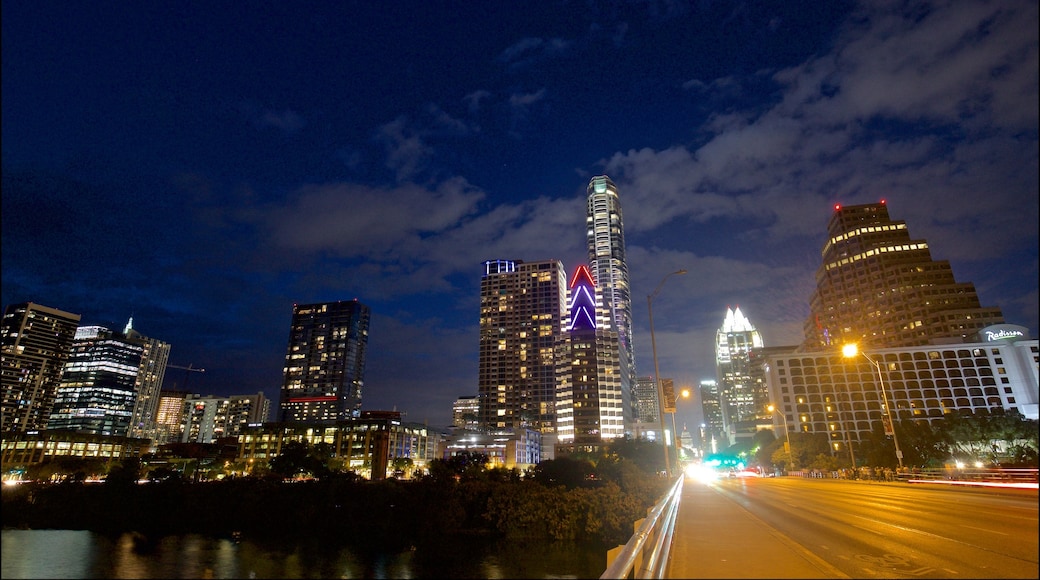 Puente Ann W. Richards Congress Avenue ofreciendo escenas nocturnas y una ciudad