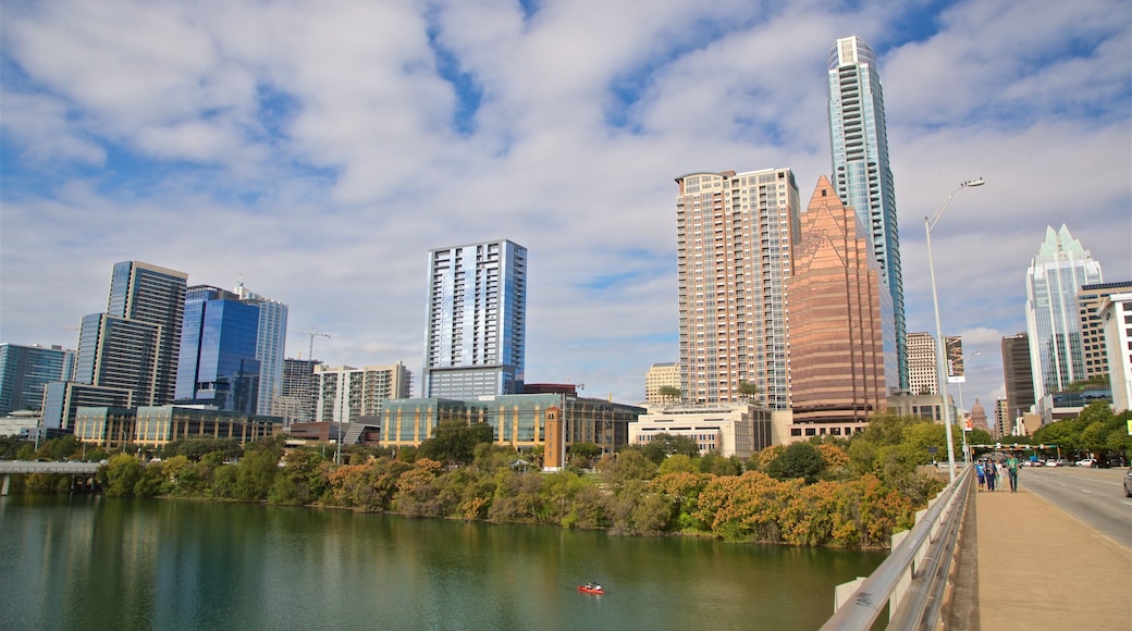 Ann W. Richards Congress Avenue Bridge das einen Fluss oder Bach und Stadt