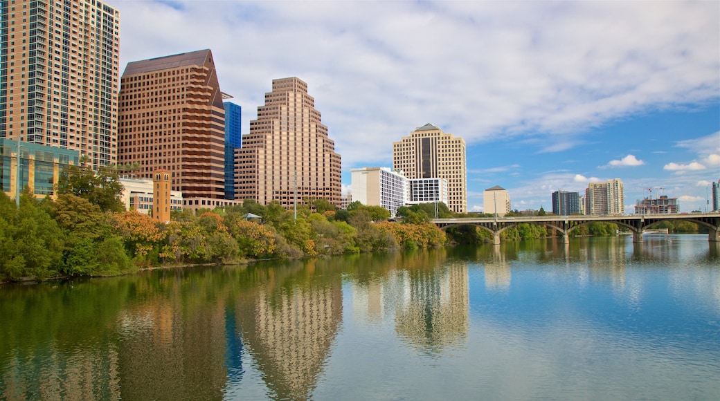 Puente Ann W. Richards Congress Avenue ofreciendo un puente, un río o arroyo y una ciudad