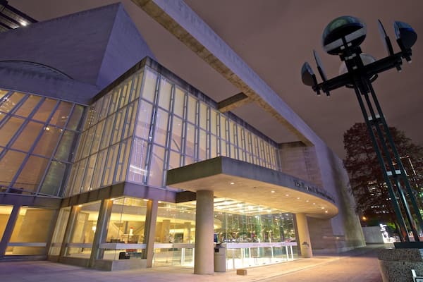 Morton H. Meyerson Symphony Center mit einem bei Nacht und moderne Architektur