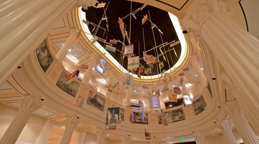 National Cowgirl Museum and Hall of Fame que inclui vistas internas