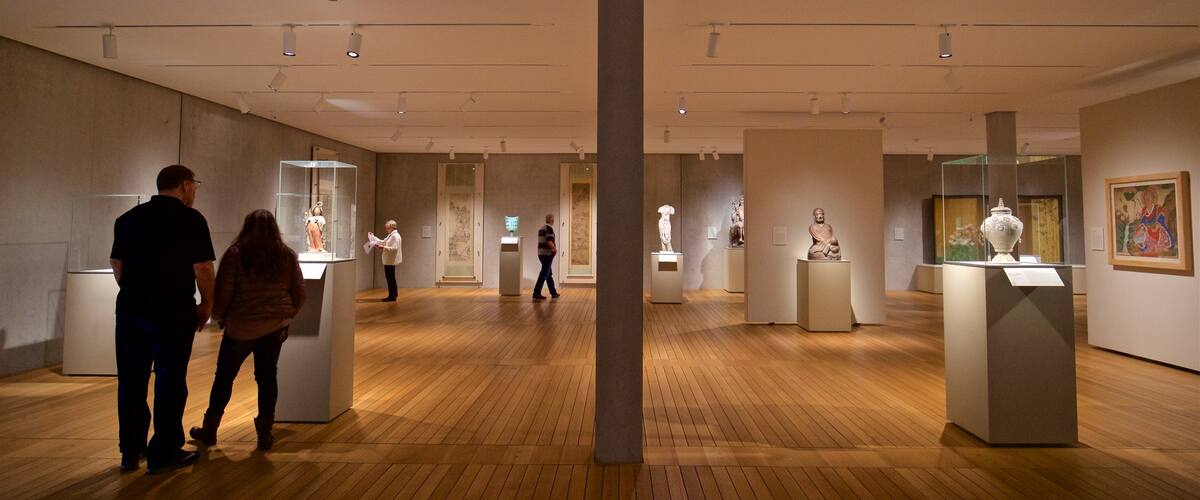 Kimbell Art Museum que inclui vistas internas e arte assim como um casal