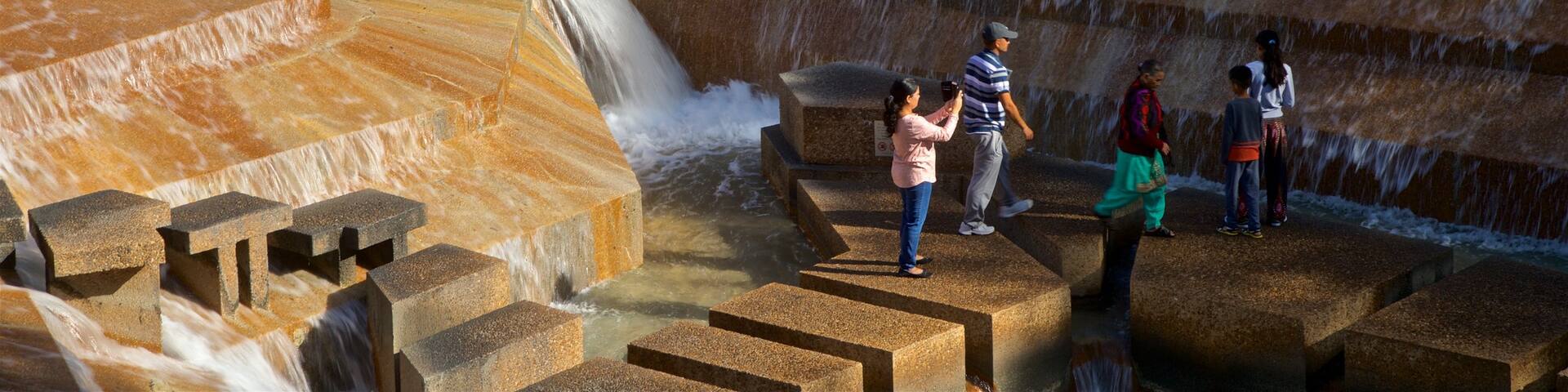 Fort Worth Water Gardens mostrando una fuente y también un pequeño grupo de personas