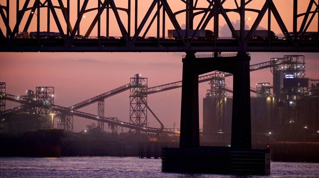 Howard Wilkinson Bridge mostrando una puesta de sol, un río o arroyo y un puente