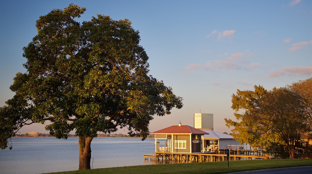 Lake Charles que incluye un lago o abrevadero y una puesta de sol