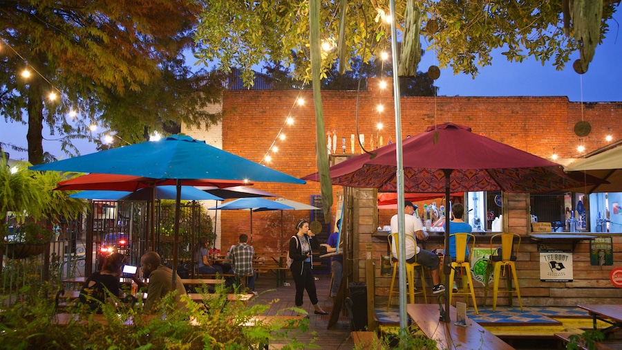 Lafayette ofreciendo escenas de noche y un bar y también un pequeño grupo de personas