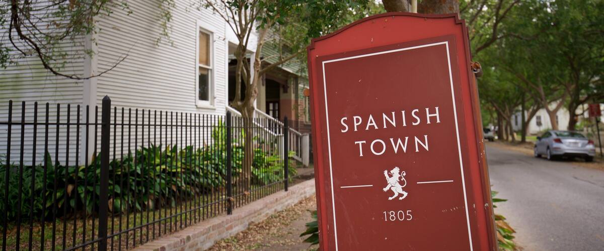 Distrito histórico del Pueblo Español que incluye señalización