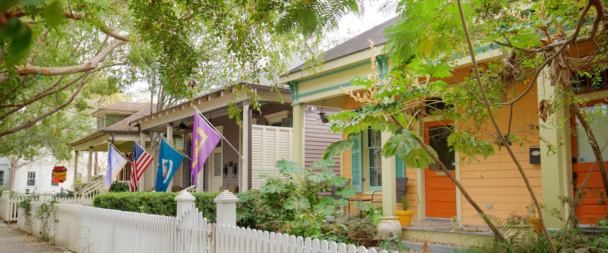 Spanish Town Historic District showing a house