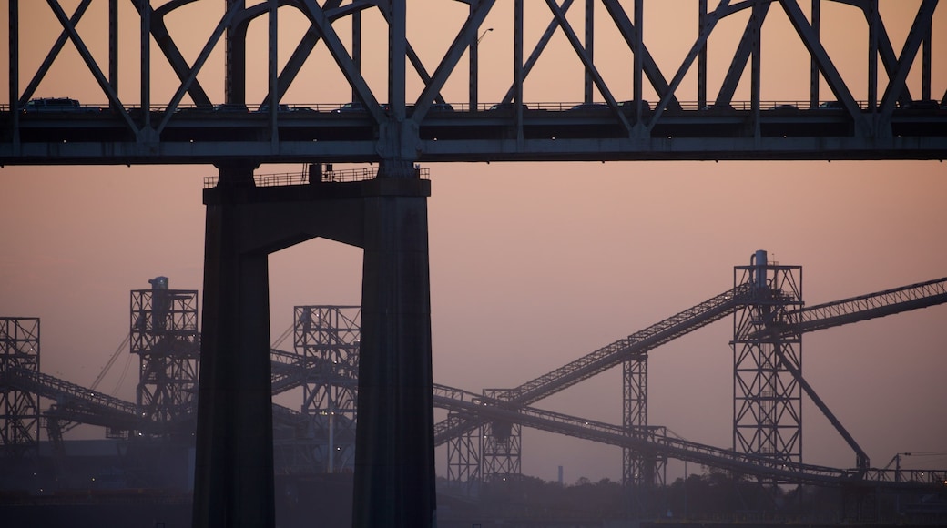 Howard Wilkinson Bridge mit einem Brücke und Sonnenuntergang