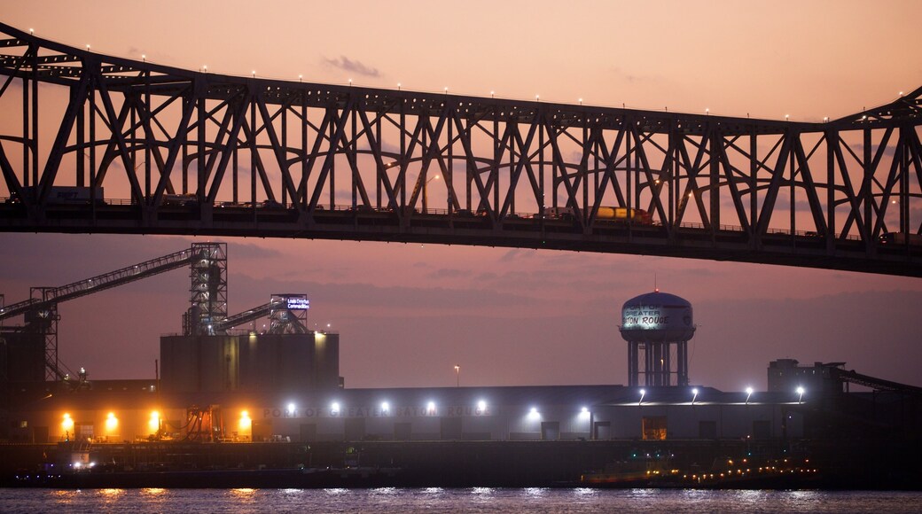Howard Wilkinson Bridge que incluye un puente, una puesta de sol y un río o arroyo