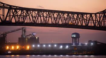Howard Wilkinson Bridge ofreciendo un río o arroyo, un puente y un atardecer