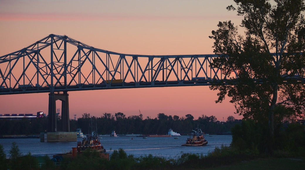 Howard Wilkinson Bridge que incluye un atardecer, un río o arroyo y un puente