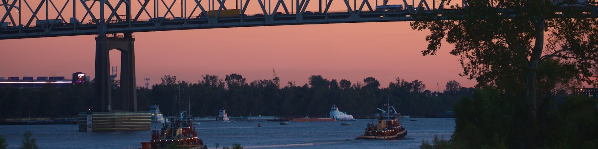 Howard Wilkinson Bridge ofreciendo un puente, una puesta de sol y un río o arroyo