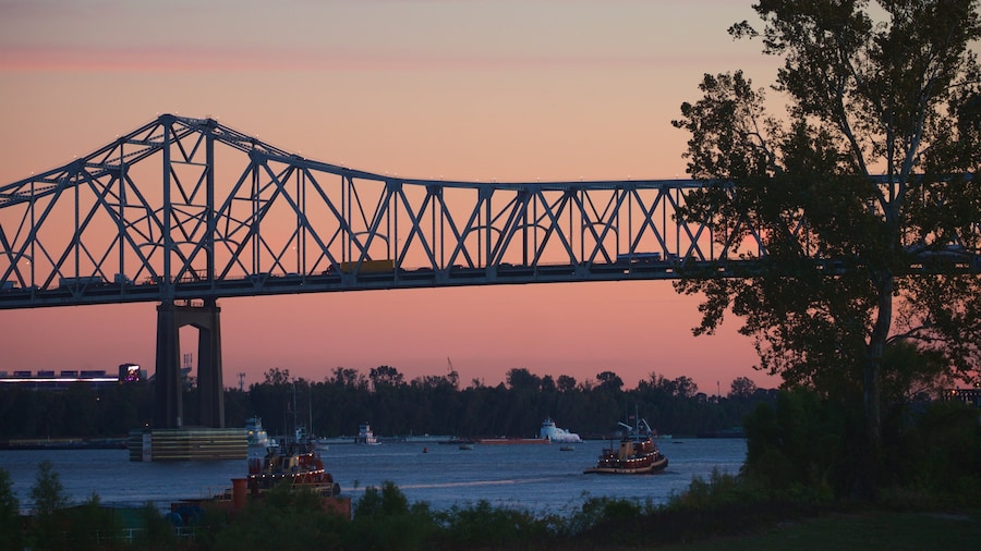 Howard Wilkinson-brug bevat een zonsondergang, een brug en een rivier of beek