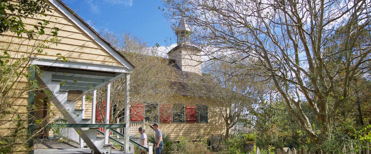 Vermilionville ofreciendo un jardín y una casa y también una pareja