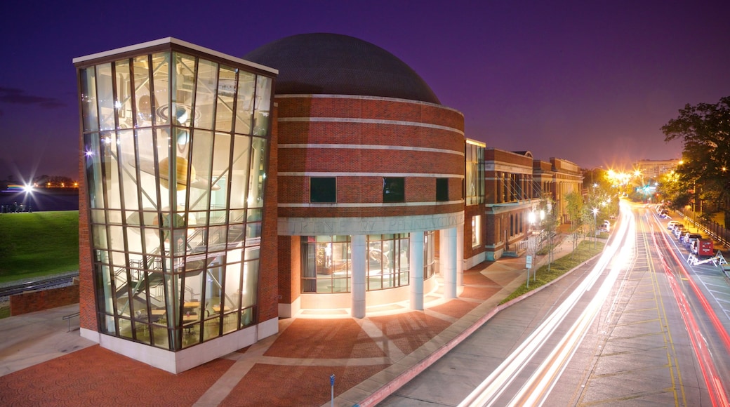 Louisiana Art and Science Museum som visar nattliv och modern arkitektur